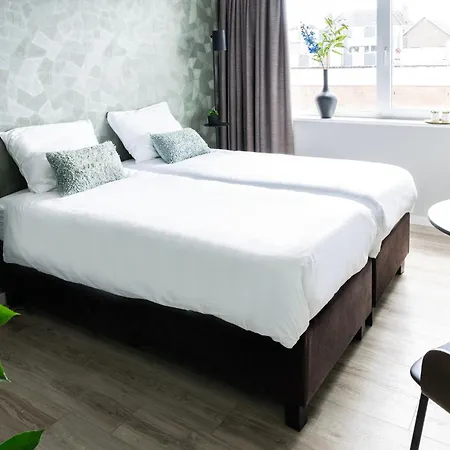 Bedroom, Airco, Free Parking & Private Bathroom Apartment *