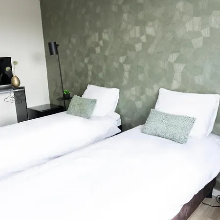 Bedroom, Airco, Free Parking & Private Bathroom * Raamsdonksveer