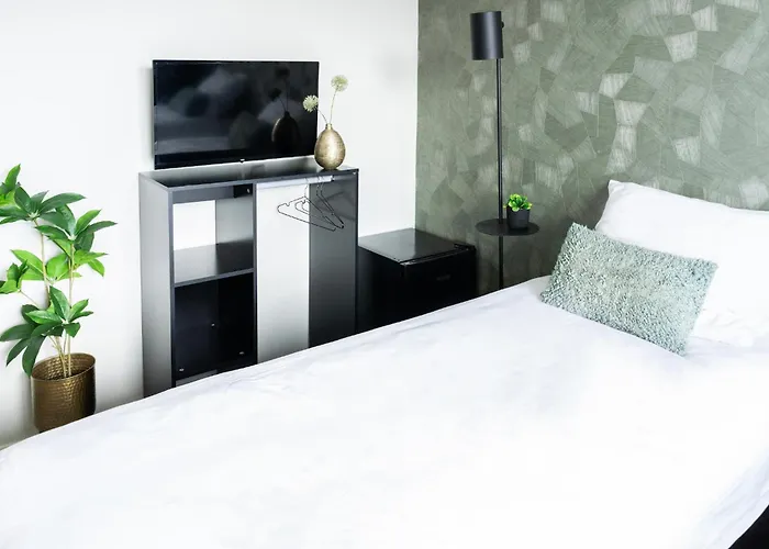 Trendy W Free Parking & Private Bathroom