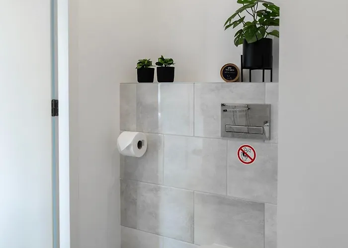 Trendy W Free Parking & Private Bathroom *