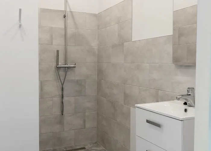 Trendy W Free Parking & Private Bathroom