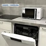 Apartment Trendy W Free Parking & Private Bathroom