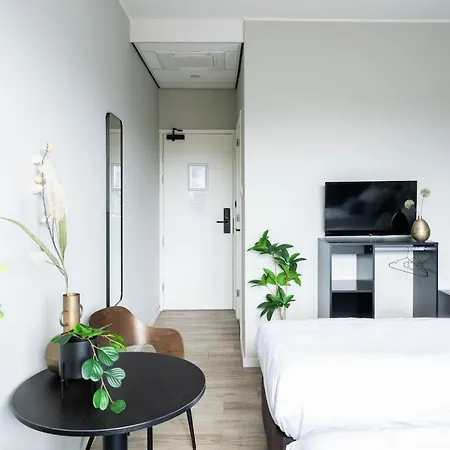 Apartment Trendy W Free Parking & Private Bathroom