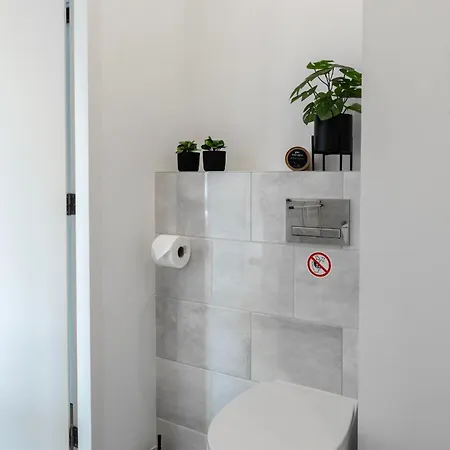 Trendy W Free Parking & Private Bathroom *